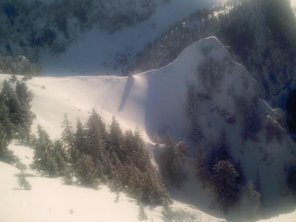 #4 Le départ du couloir : Nos traces au départ du couloir Ouest - Il s Le départ du couloir : Nos traces au départ du couloir Ouest - Il s'ouvre à 150 m du sommet au sud