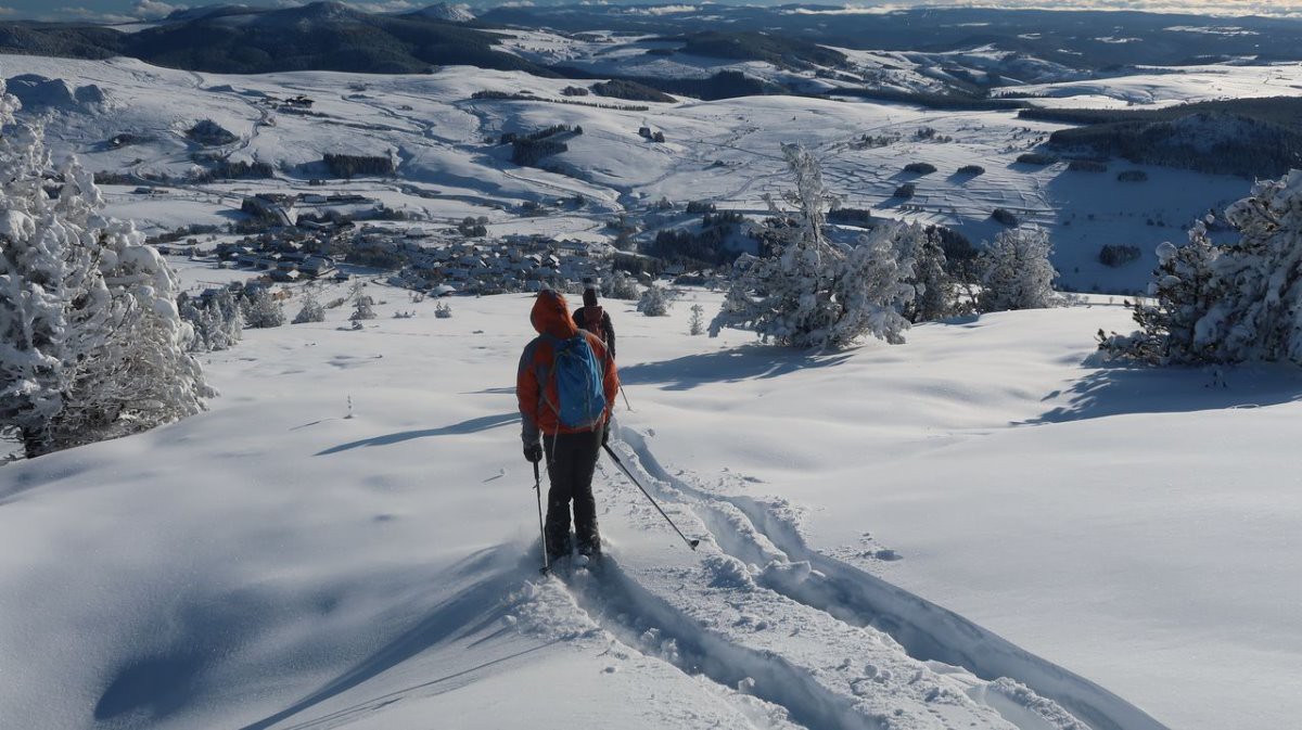 #8 Direction les pentes dénudées surplombant le village Direction les pentes dénudées surplombant le village