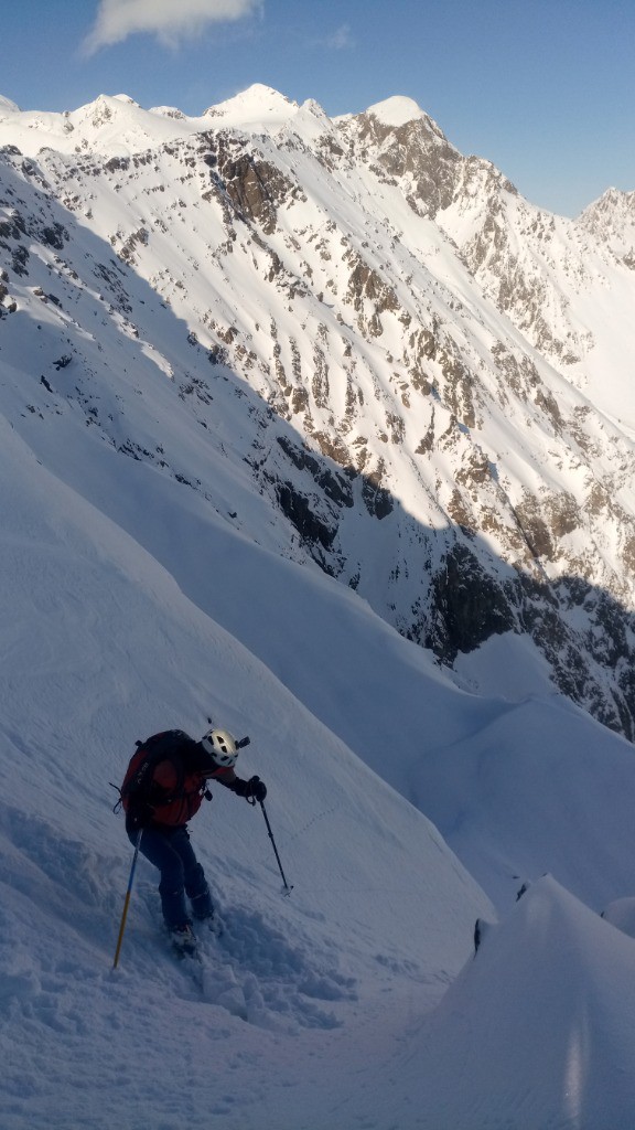 Alain entre dans le couloir