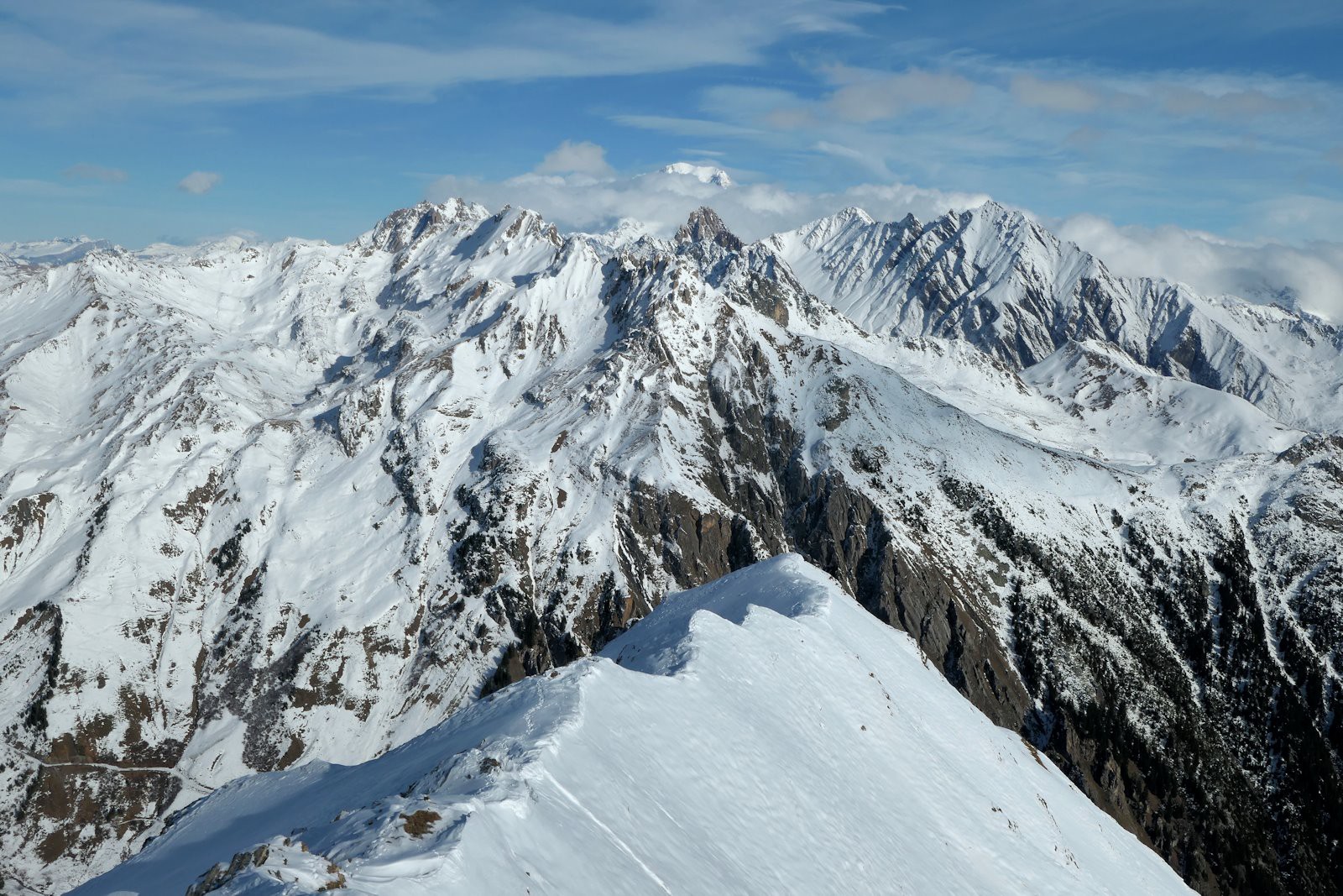 Une passagère accalmie nous permet d'apprécier le panorama vers le Mont-Blanc.