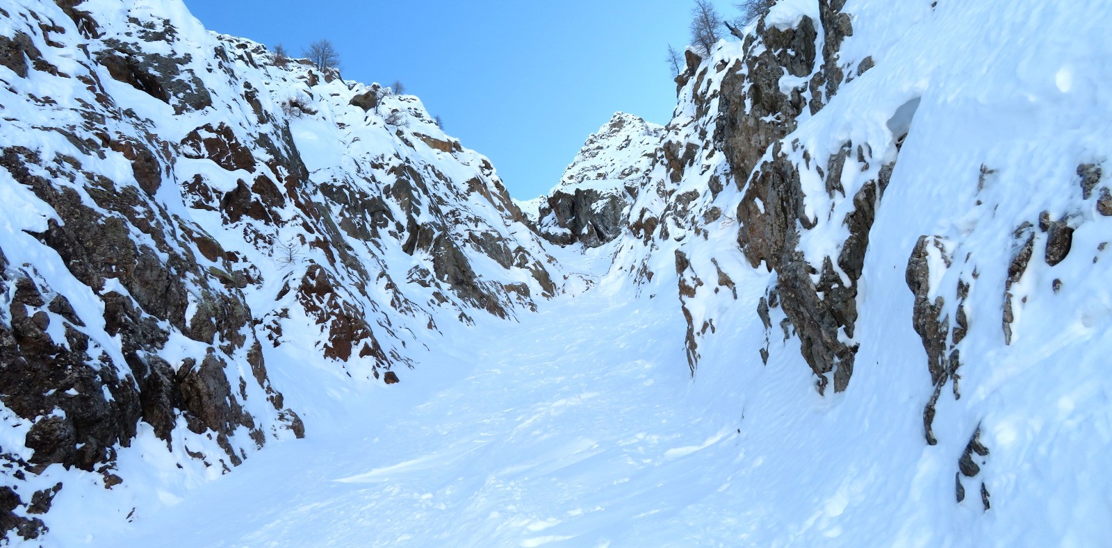 #11 1er ressaut à mi-hauteur du couloir. 1er ressaut à mi-hauteur du couloir.