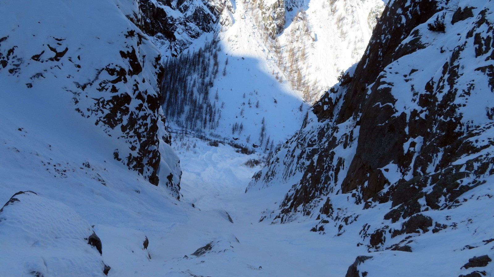 Déjection en bas du couloir.