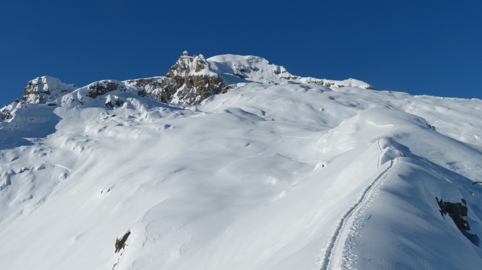 Crête du Chastellet et La Blanche en vue. Purges visibles à gauche.