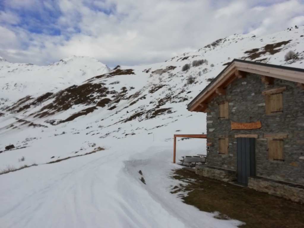 Refuge de Plan Lombardie avec le chemin en amont coupé par de nombreuses avalanches 