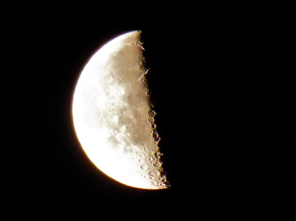 Belle demi lune pleine de cratères