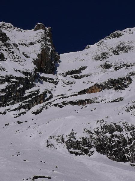 #3 Couloir Sud des nants : Nous avons fait demi tour, au pied du couloir au pied de cette grosse barre rocheuse Couloir Sud des nants : Nous avons fait demi tour, au pied du couloir au pied de cette grosse barre rocheuse