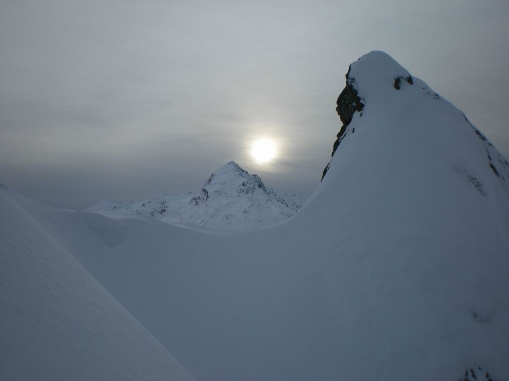 Pointes du Mouchillon : Le soleil bien bas et bien blafard quand on arrive en haut.