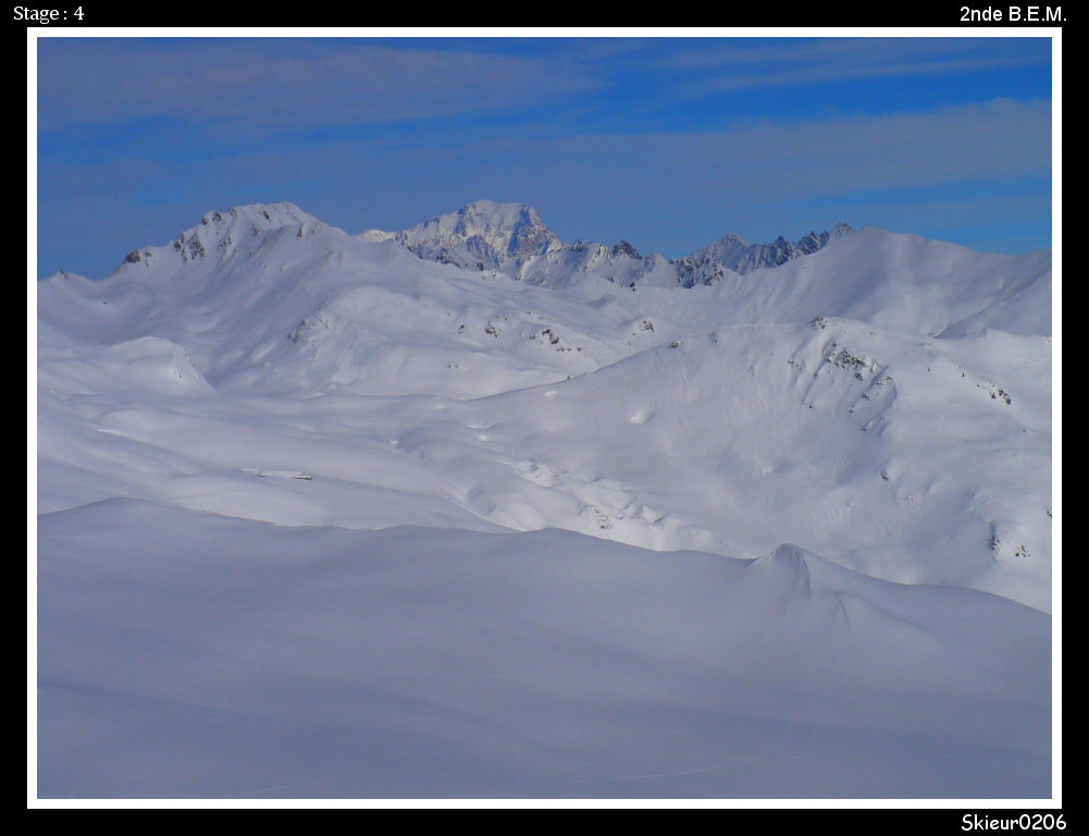 Les Vallons (chalet des Veaux) : Les Vallons (chalet des Veaux) où nous sommes descendu depuis le Quermoz et ensuite re-montée au sommet qui le suit, et au loin le Mont-Blanc.