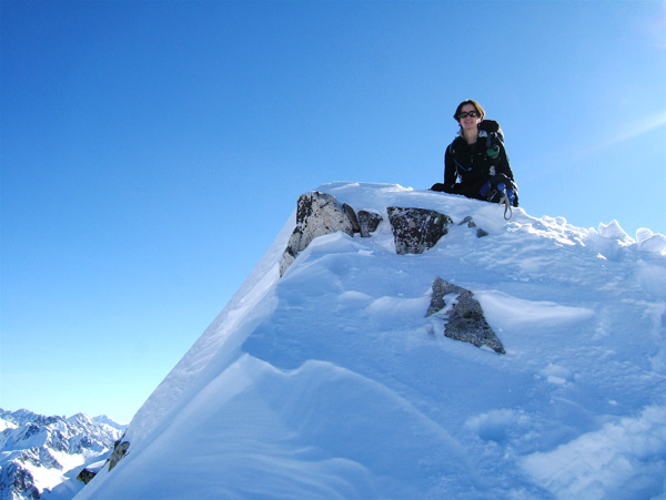 Tête Sud des Bresses : Anne Séverine découvre les Alpes Maritimes sur le magnifique belvédère qu'est ce sommet.