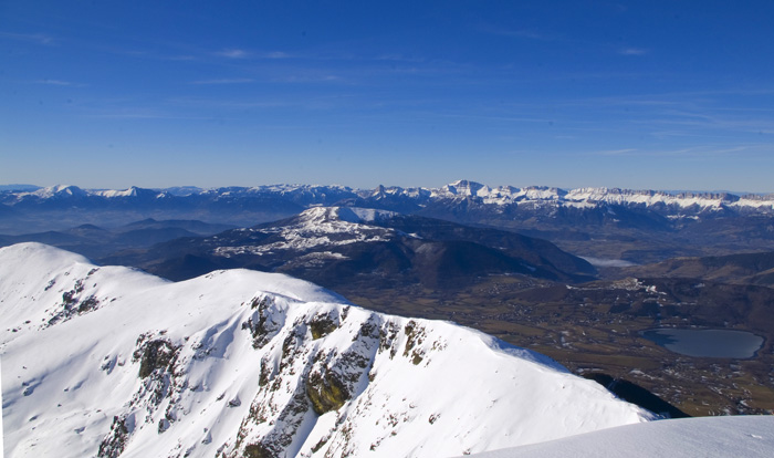 Panorama : Belle vue sur le Sud Vercors avec un lac de Laffrey en contrebas.