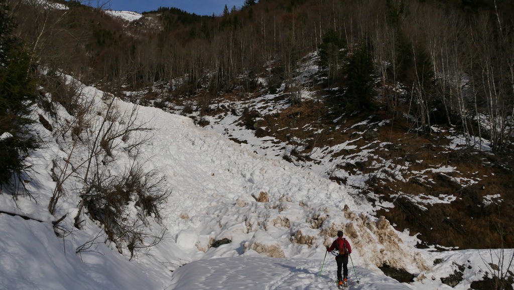 #1 belle coulée sur la route, on comprend pourquoi elle est fermée l belle coulée sur la route, on comprend pourquoi elle est fermée l'hiver