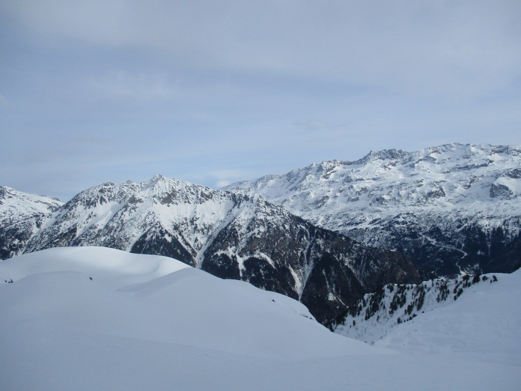 En face, Vaujany , l'Alpe d'Huez, les grandes Rousses