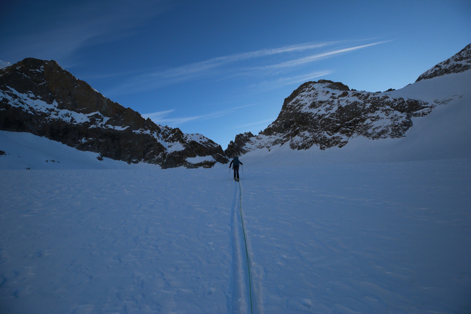 Sur le glacier de la Selle, la brèche du Rateau est en vue...