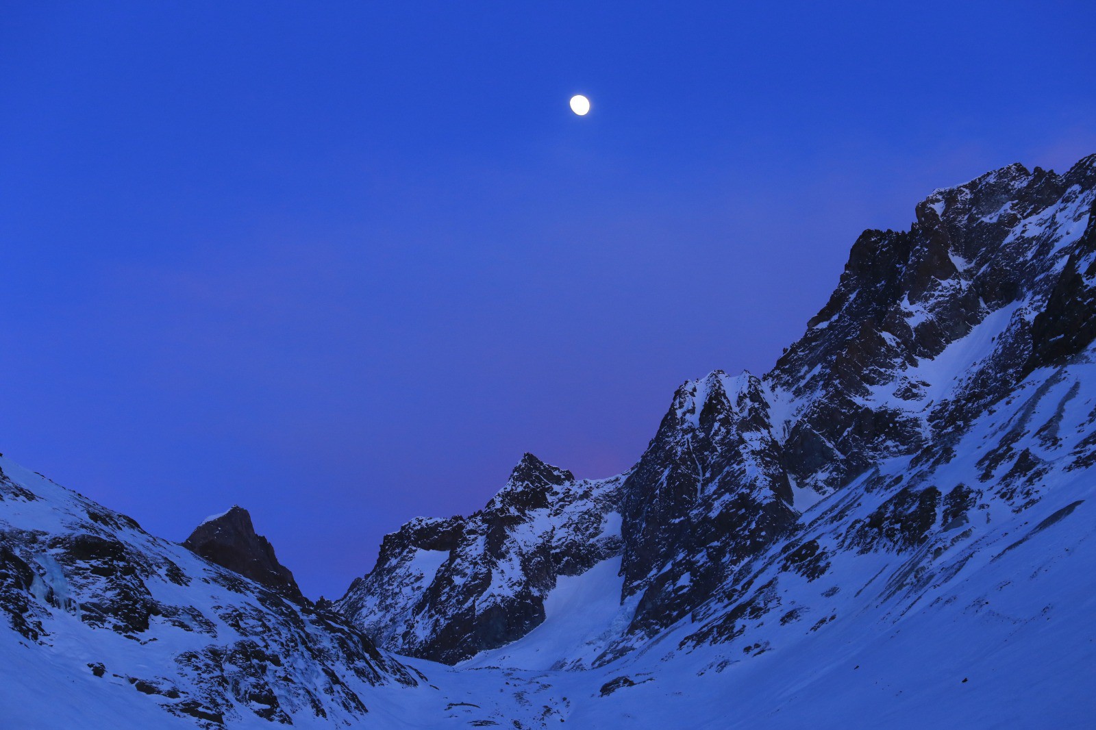 #3 Nous continuons sous la presque pleine lune Nous continuons sous la presque pleine lune