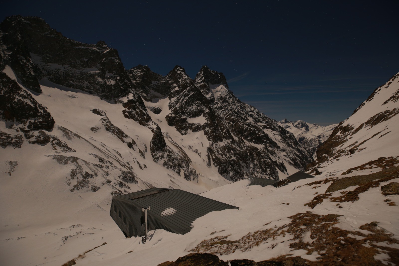 #6 Refuge de la Selle, quand la lune était présente en début de nuit Refuge de la Selle, quand la lune était présente en début de nuit
