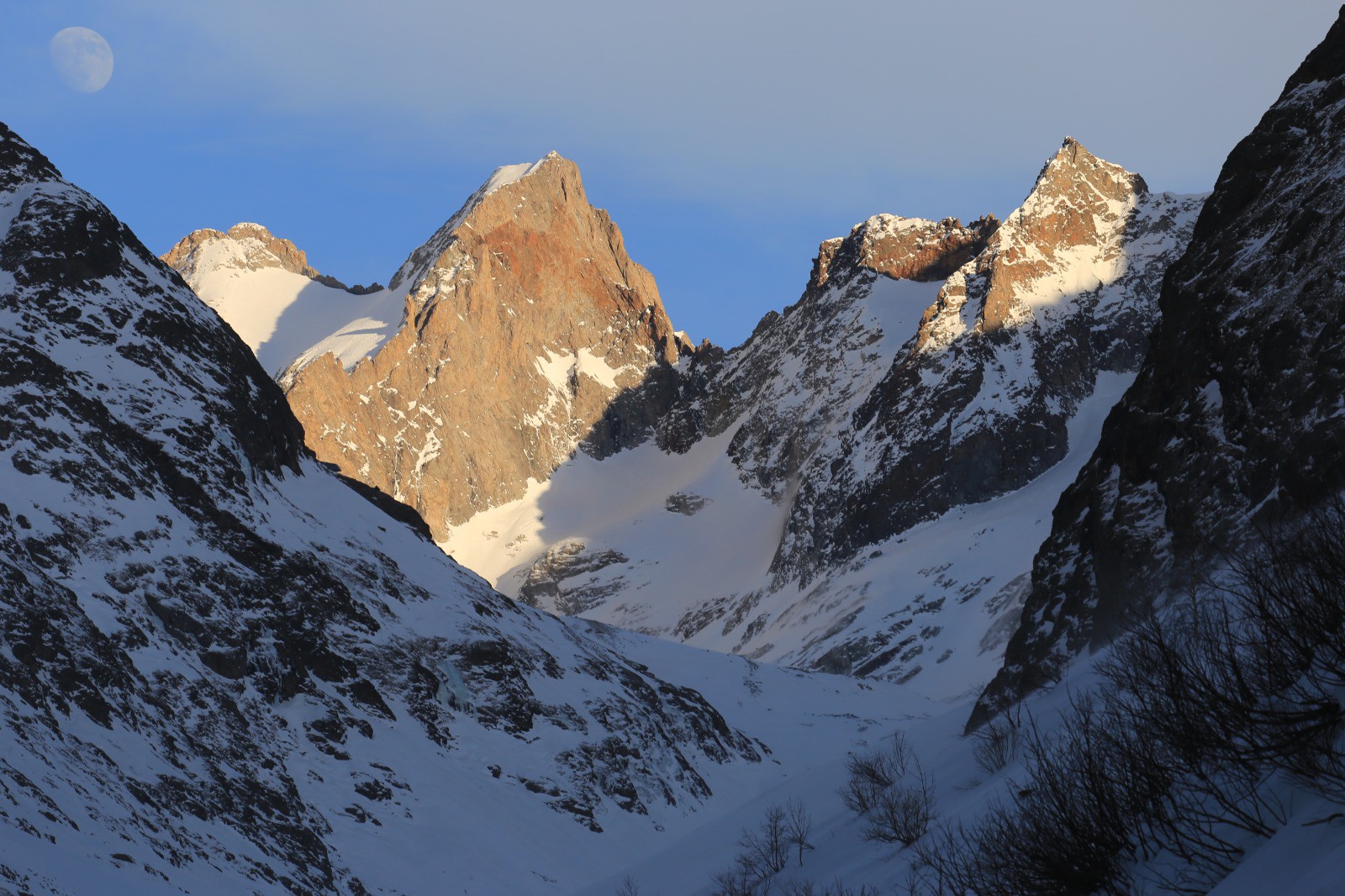 #1 La lune apparaît derrière la Tête Nord du Replat La lune apparaît derrière la Tête Nord du Replat