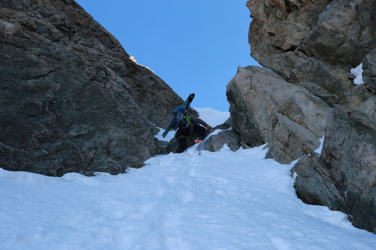 #16 Passage délicat dans la montée à la brèche du Rateau Passage délicat dans la montée à la brèche du Rateau