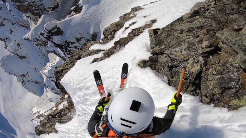 J'aborde la petite bande qui permet de rejoindre le couloir issue de l'arête sud