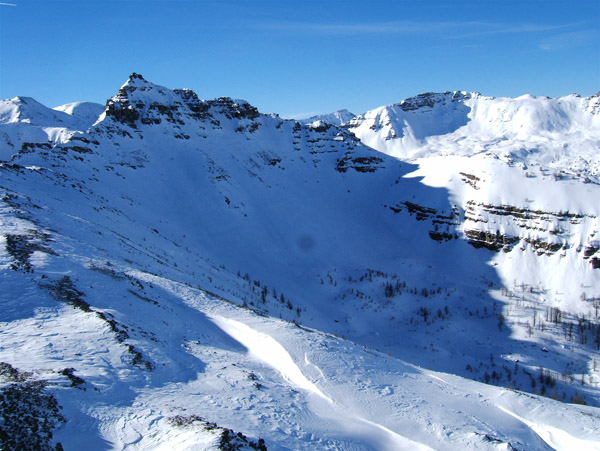 #6 La Croix de Carlé : La Serre de la Braisse et son vallon de la Tour, normalement la descente que nous avons hésité à prendre. La Croix de Carlé : La Serre de la Braisse et son vallon de la Tour, normalement la descente que nous avons hésité à prendre.