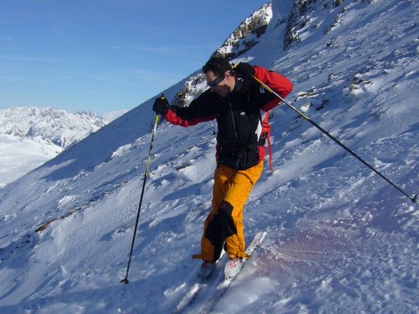 Holiday on Ice : Steph dans les premiers mètres de la descente du Taillefer, vitrifiés par le vent et le regel.... Des carres affutées évitent de concrétiser le concept de translation...