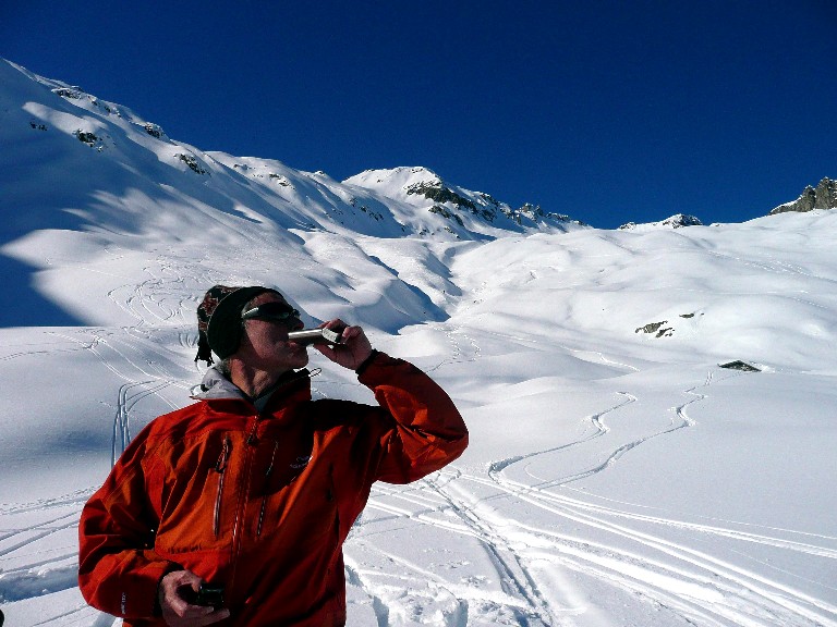 #2 à la tienne Gégé! : Gégé nous a appelés pendant la descente : il est grand père depuis cette nuit... Phil sort le génépi et on fête ça ... santé! à la tienne Gégé! : Gégé nous a appelés pendant la descente : il est grand père depuis cette nuit... Phil sort le génépi et on fête ça ... santé!