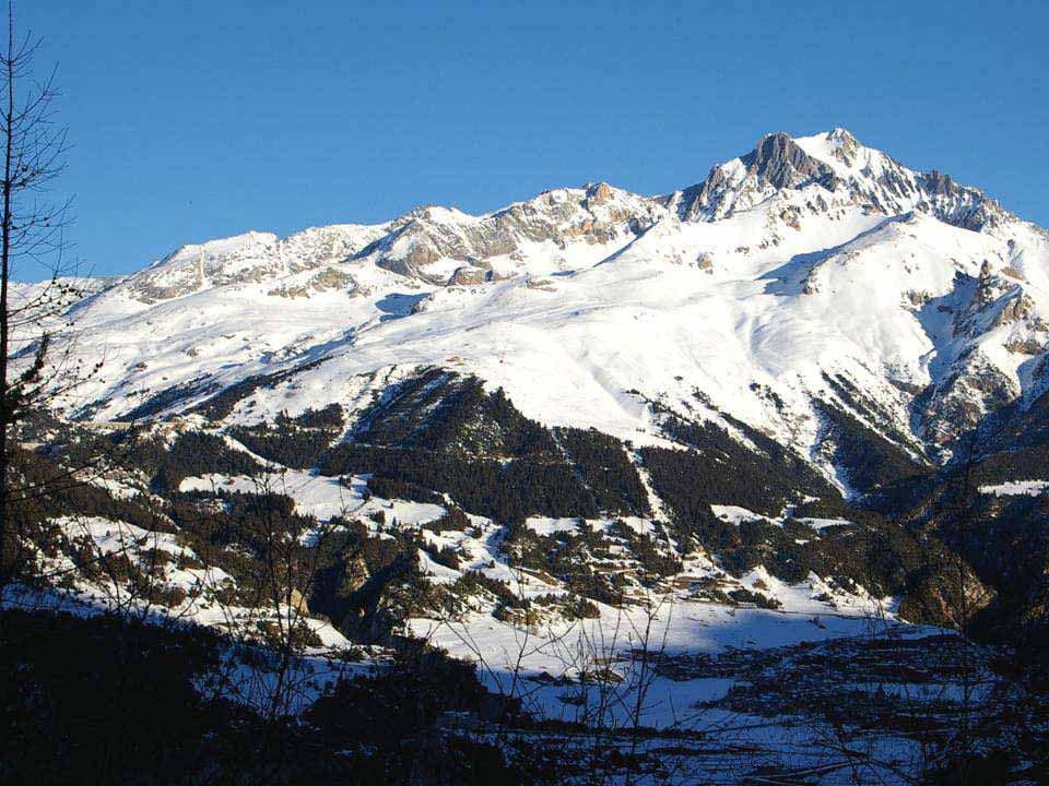 Dent Parrachée au petit matin : Départ de l'intinéraire en fôret, avec un visuel formidable sur "le sommet" des skitouriens.