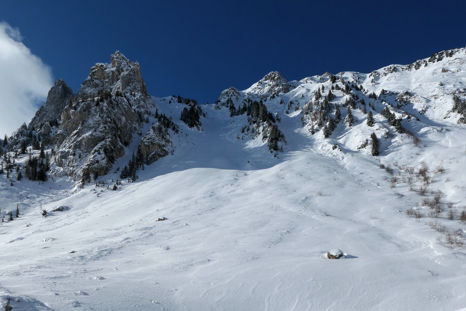 La neige densifiée par le vent et les accumulations bien présentes nous font rapidement renoncer à l'idée de s'offrir le couloir nord de la Pointe du Col.