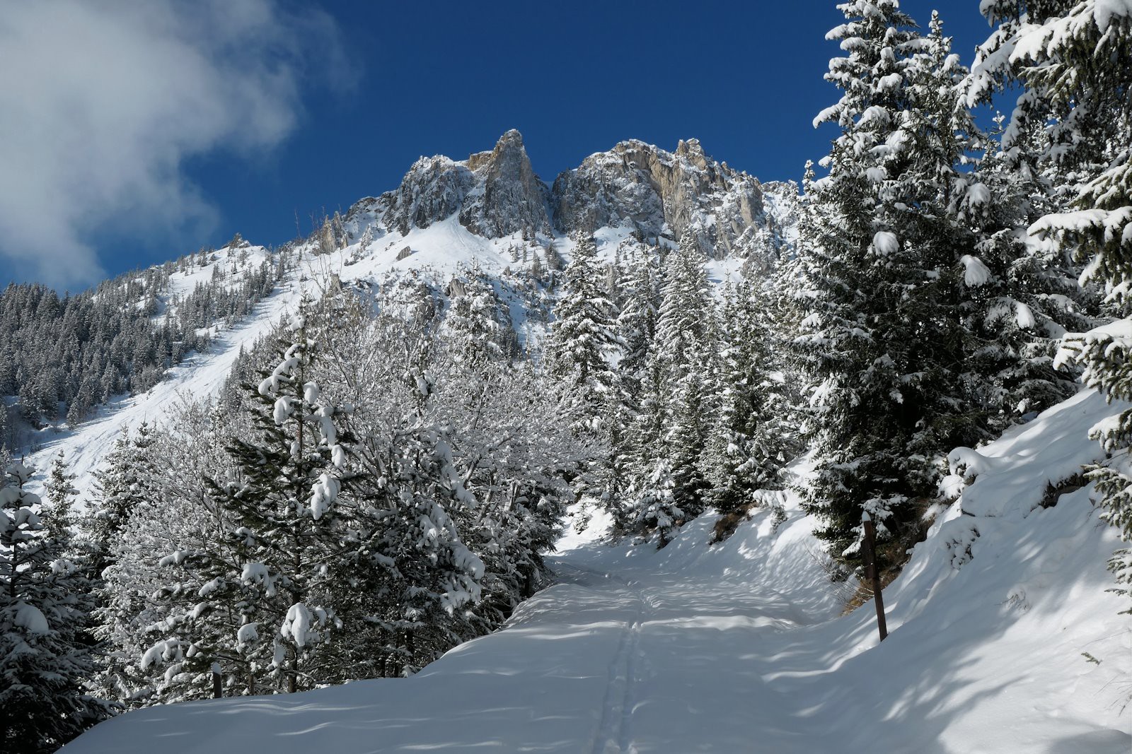 Les nuages se déchirent, avec en toile de fond, la Roche de Janatan.