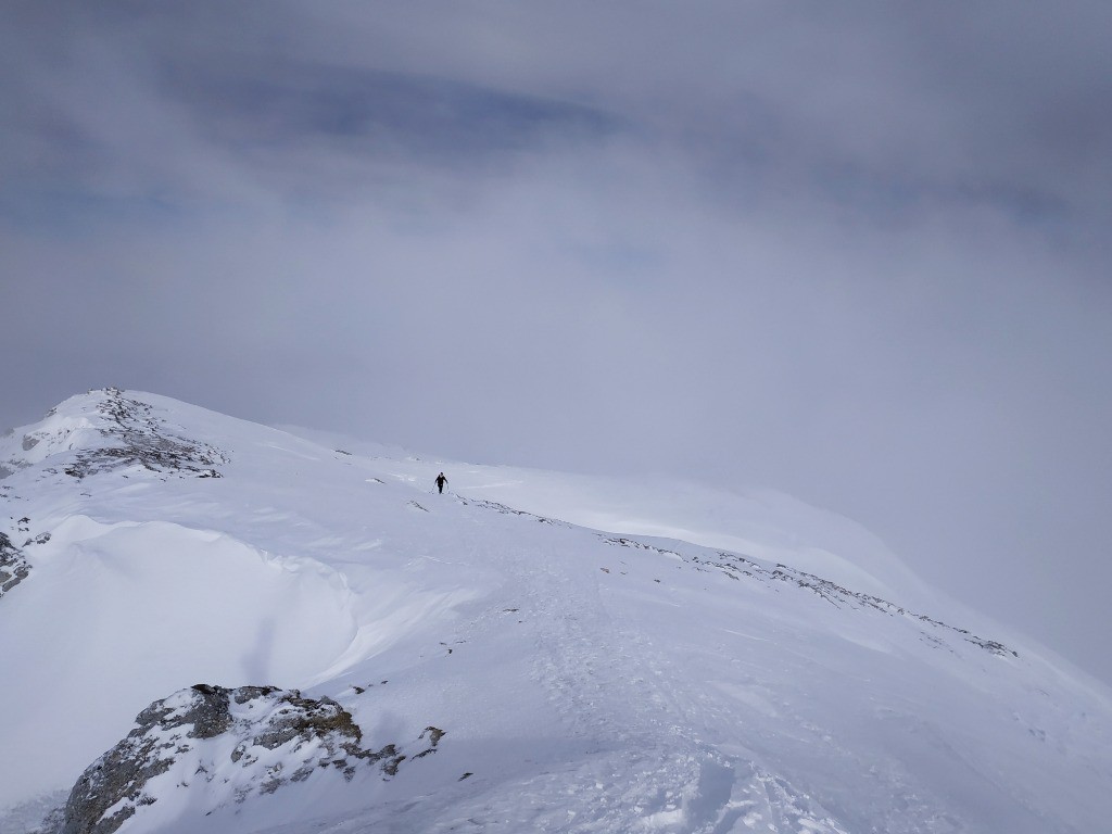 Un skieur solitaire nous rejoint au sommet