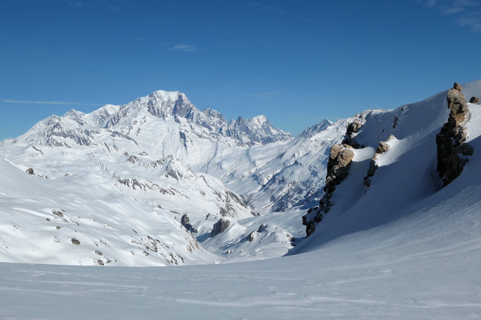 Combe de la Neuva, face à l'Aiguille des Glaciers et au Mont Blanc.