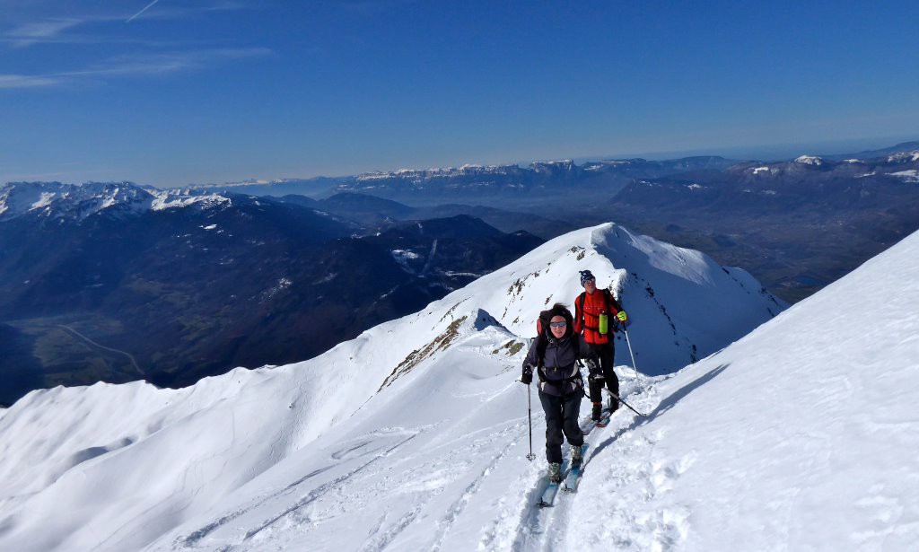 Arrivée sur la crête en ski