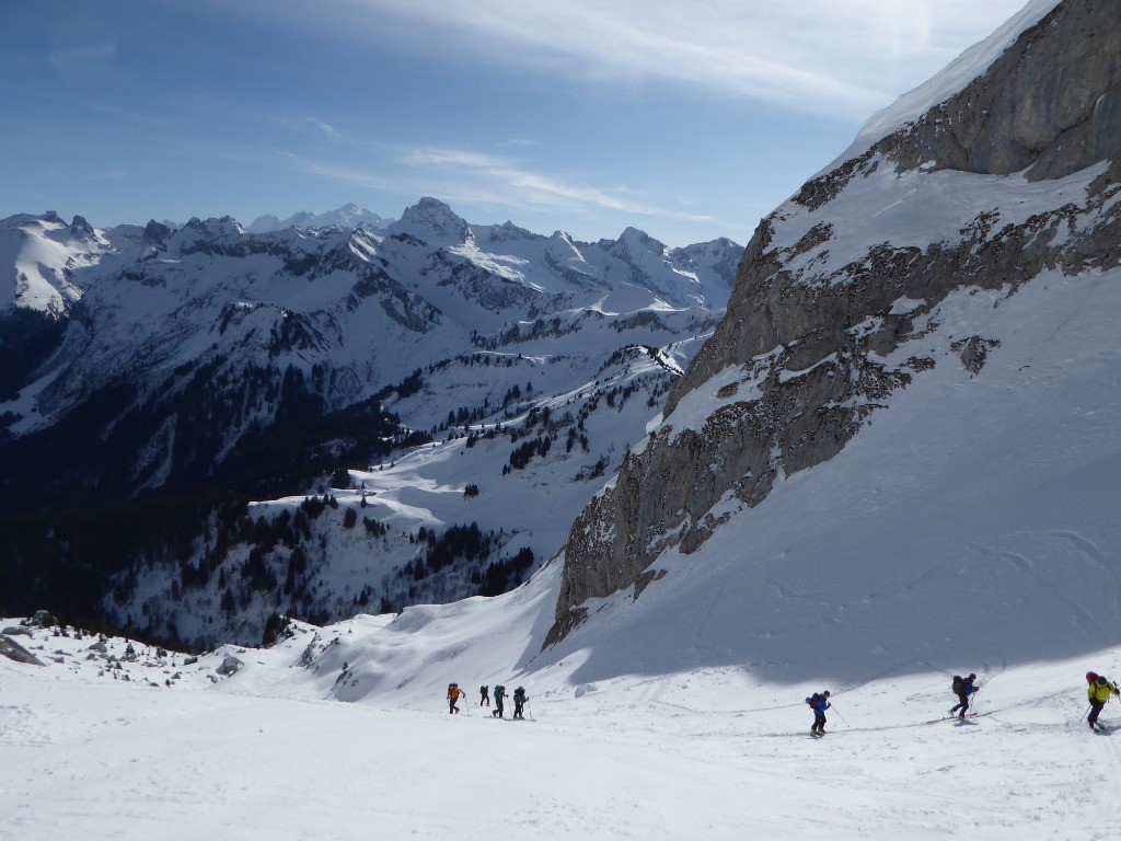#6 Vue en contre bas du vallon vers le col de la Colombière Vue en contre bas du vallon vers le col de la Colombière
