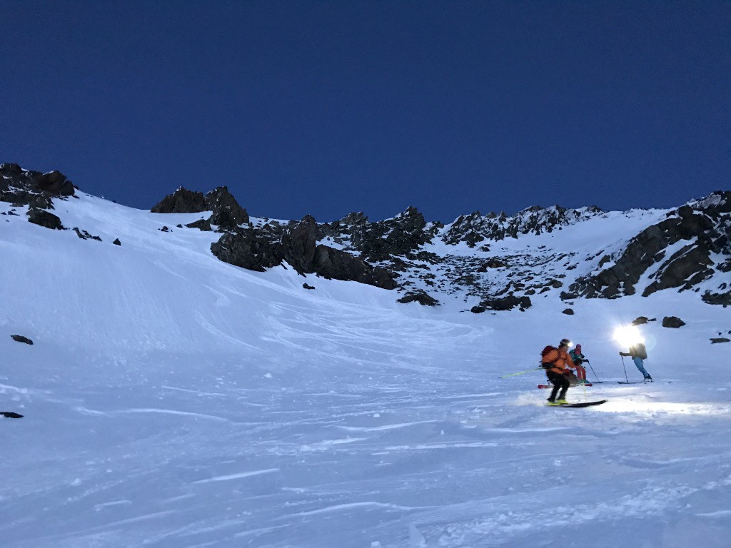 A gauche le couloir de descente