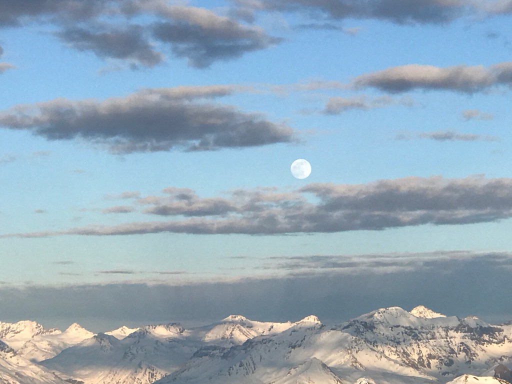 La lune se lève à l’Est en ce moment