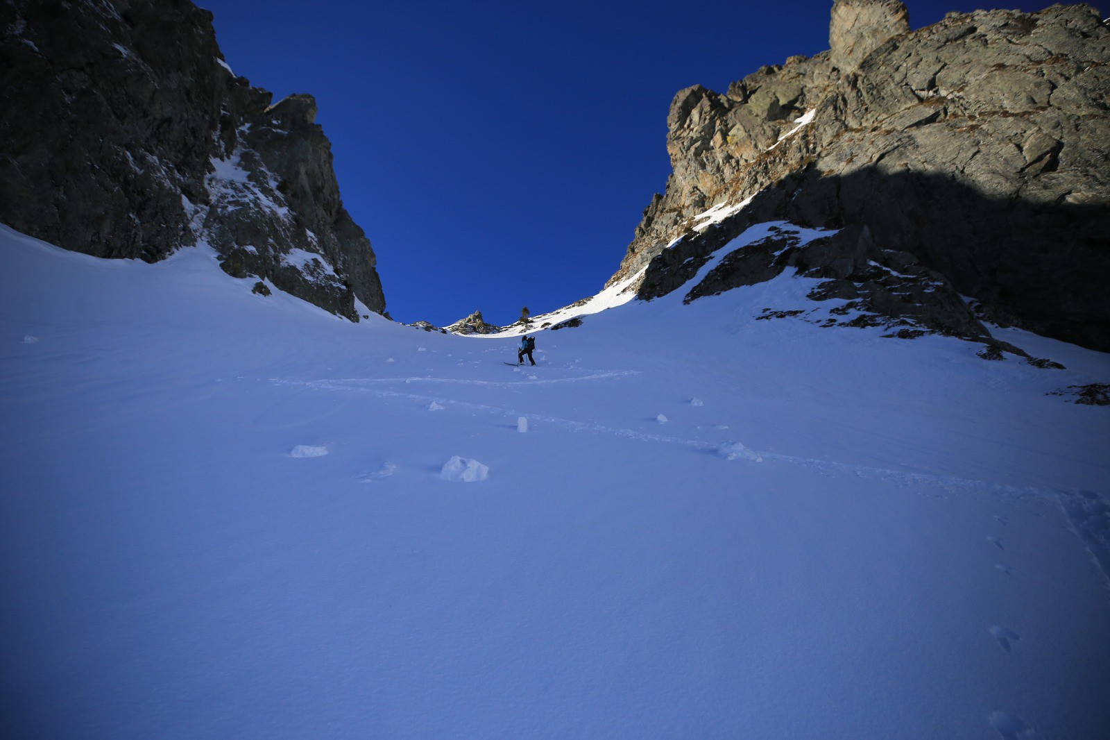 Virginie trace le collu sur l'arête du Rocher de l'Evêque