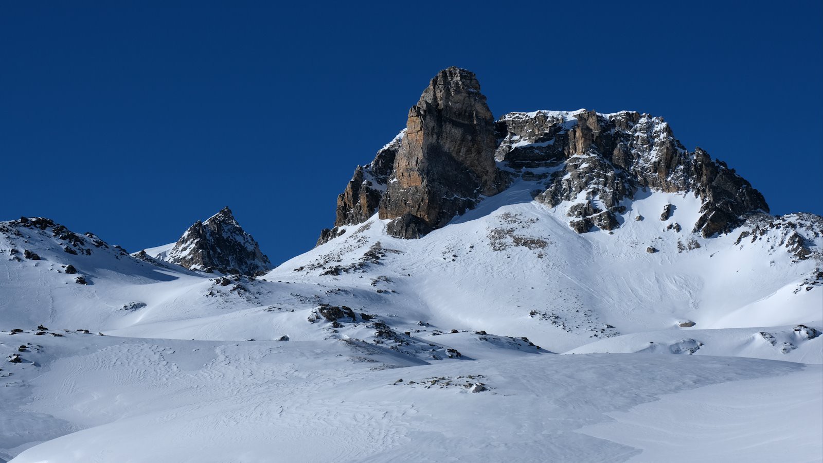 Le Cheval Blanc avec le sommet du Thabor en arrière plan.