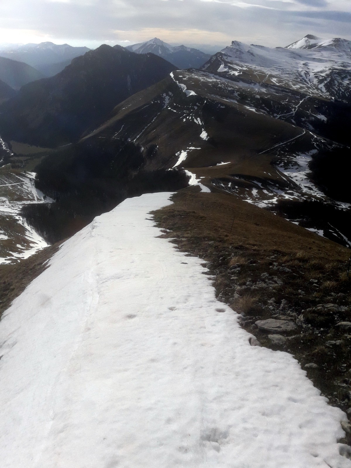 Glissade sur congère jusqu'au col de la Croix