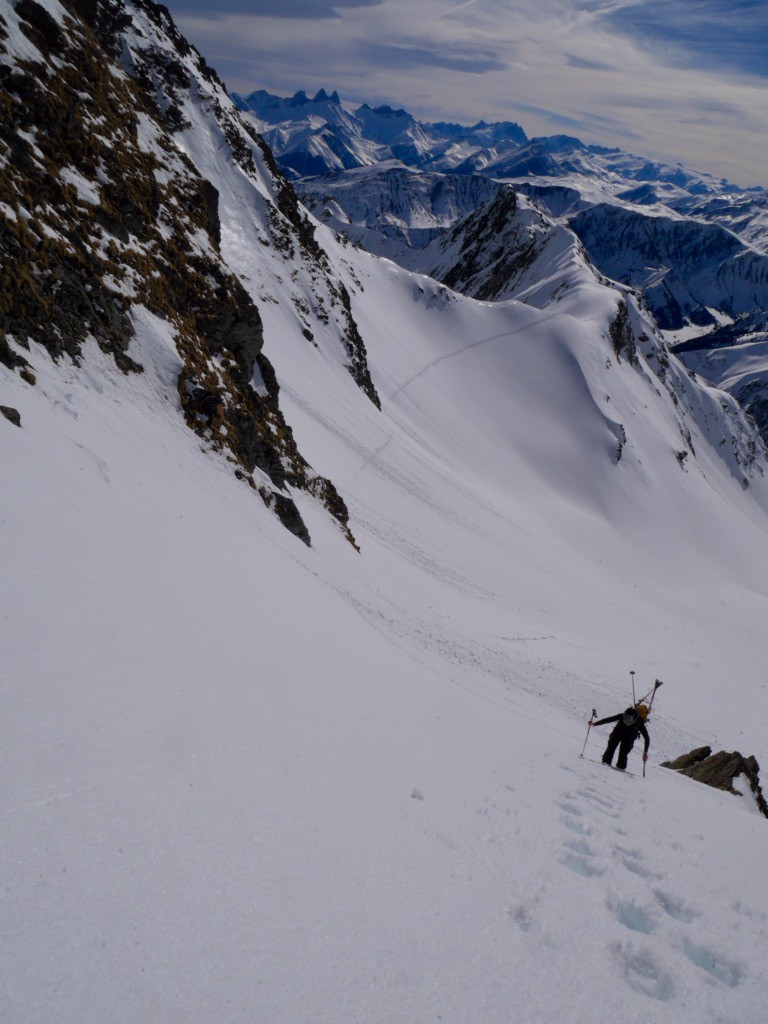 Gwen dans la remontée et le col des Balmettes au fond