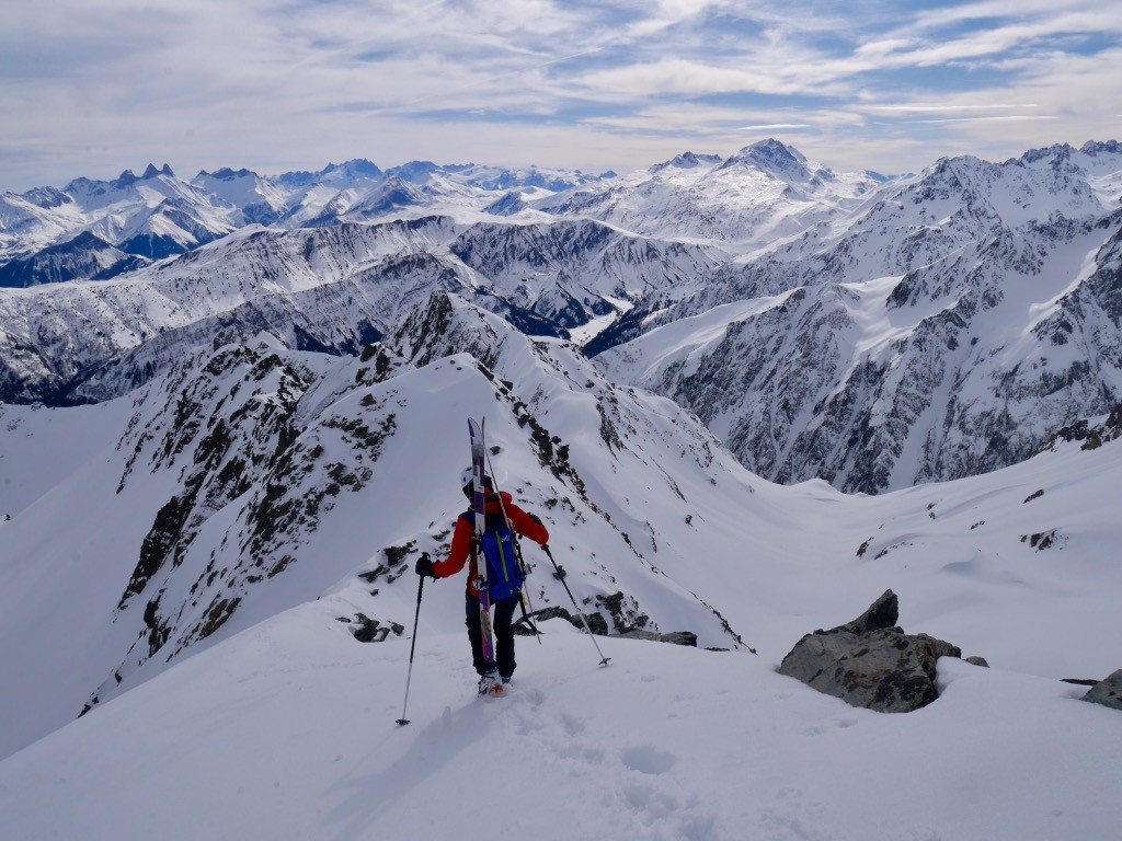 Cec redescend l'arête (pollo et moi à ski, on restera concentrés, chute interdite des deux côtés)