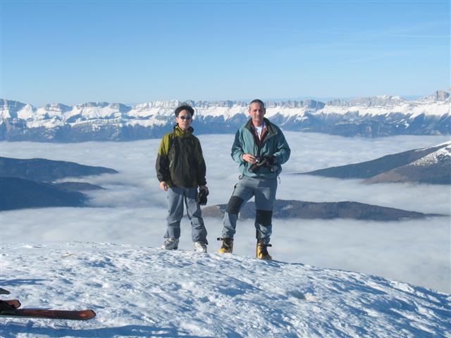 Au sommet du Tabor : Nous scrutons par ailleurs les évolutions de skieurs engagés dans le circuit de la mer.