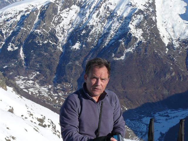 #2 Jeannot devant l Jeannot devant l'attéro : L'excellent Jeannot masquant quelque peu l'attéro du vol de notre sommet du jour et que vous trouvez décrit sur Bivouak.