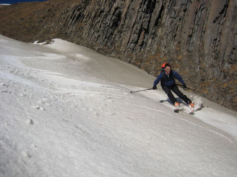 #8 Pic de Valsenestre : on descend sur un couloir de neige tassé par les coulées Pic de Valsenestre : on descend sur un couloir de neige tassé par les coulées