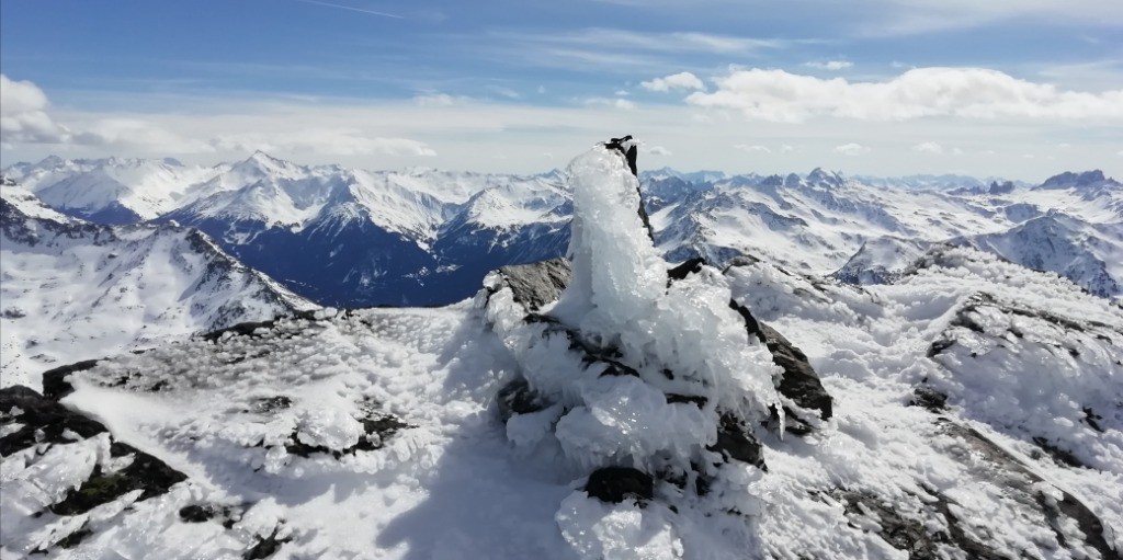 Statue de glace au sommet 