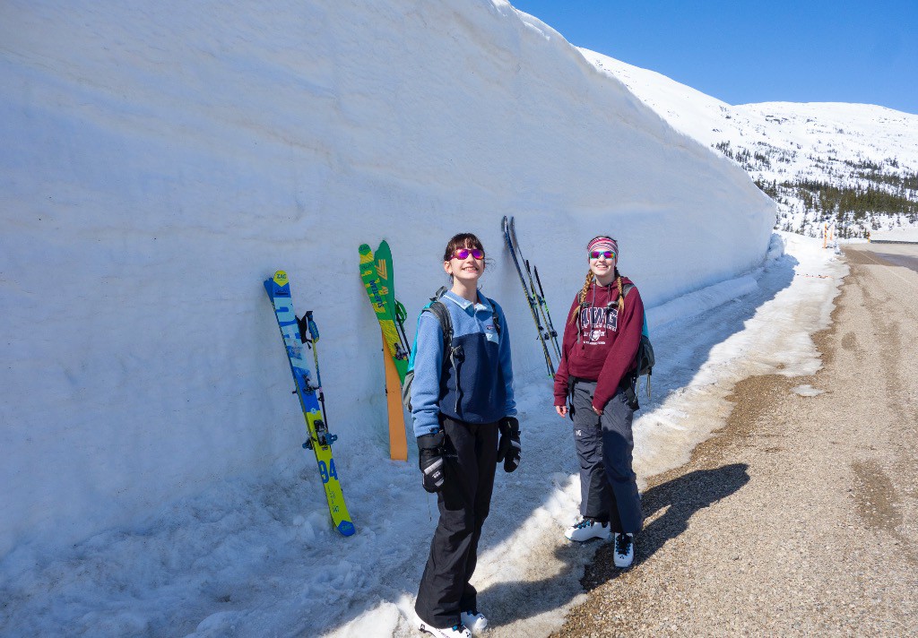 une photo de la veille, pour vous rendre compte qu,il reste encore de la neige au bord de la route à 900m.