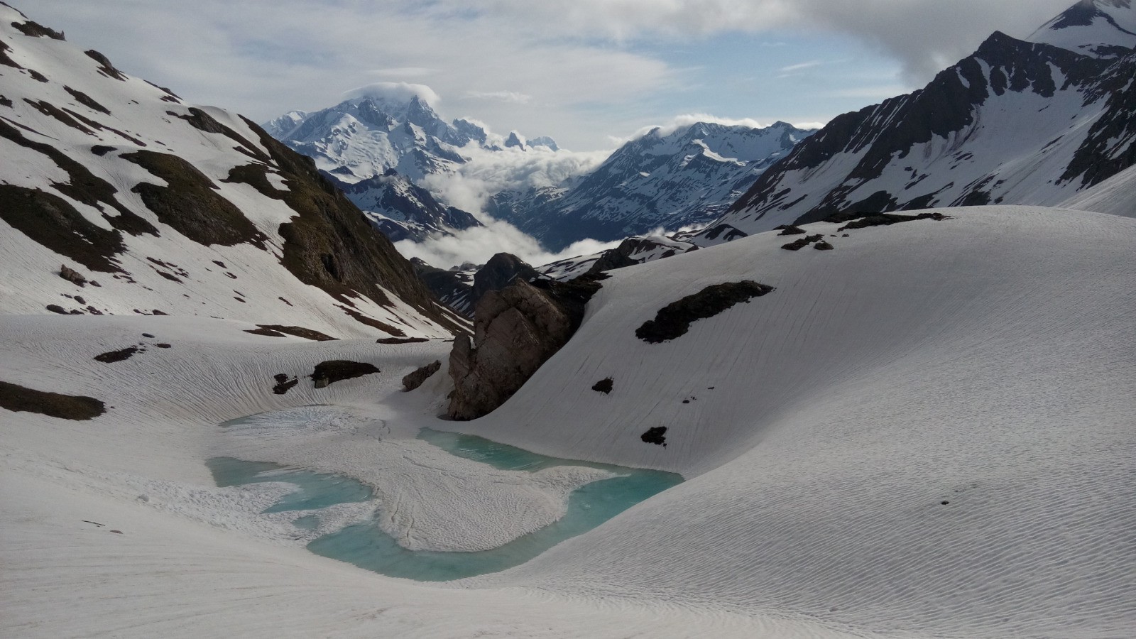 Joli turquoise et chapeau sur le Mont Blanc