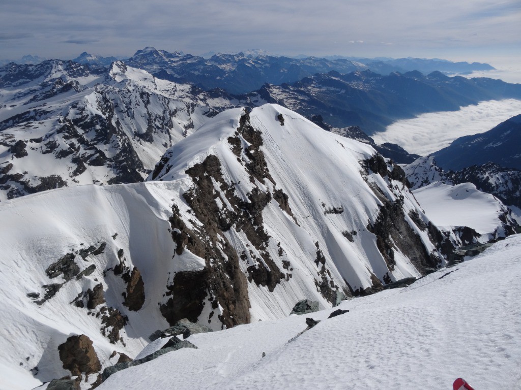 #8 L L'arrête Est qu'il faut parcourir à pied avant de chausser les skis pour la face Est...