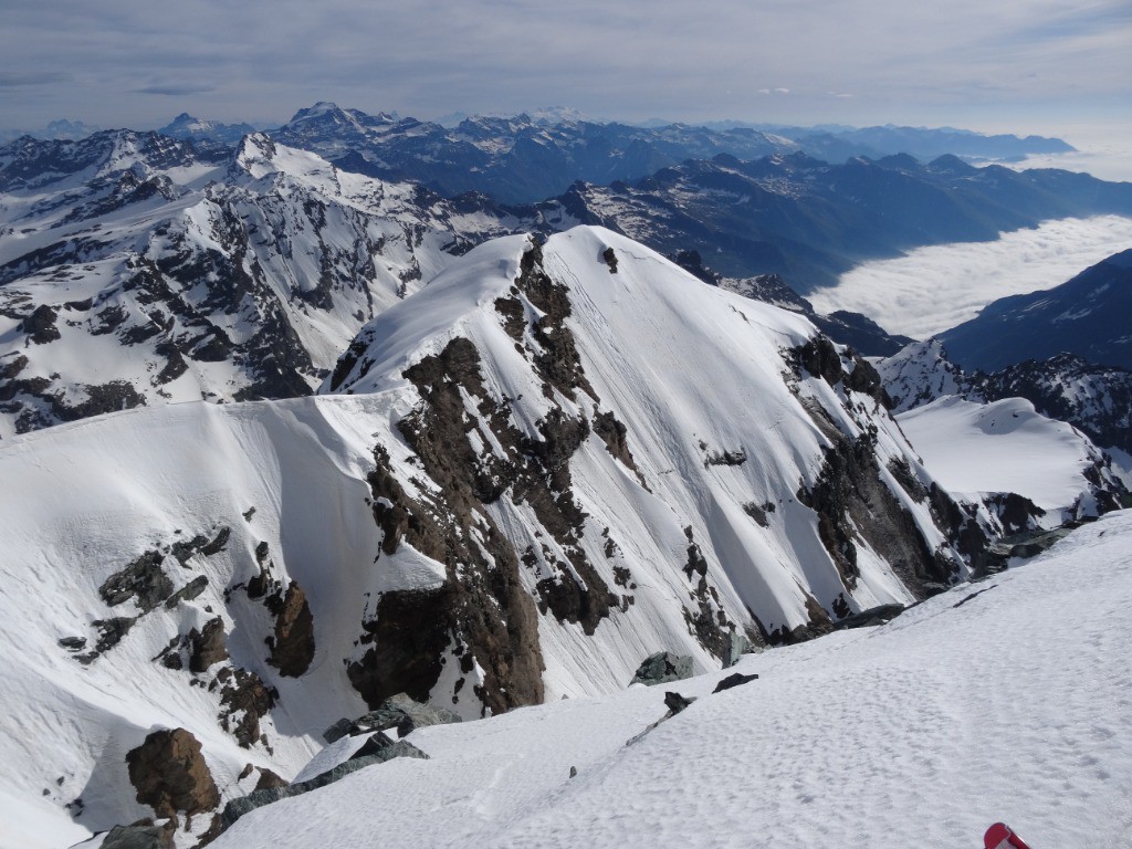 L'arrête Est qu'il faut parcourir à pied avant de chausser les skis pour la face Est...