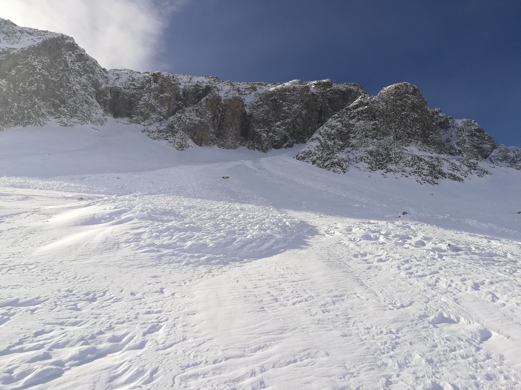 Purges de fraiche dans le couloir raide pendant la chute dimanche soir