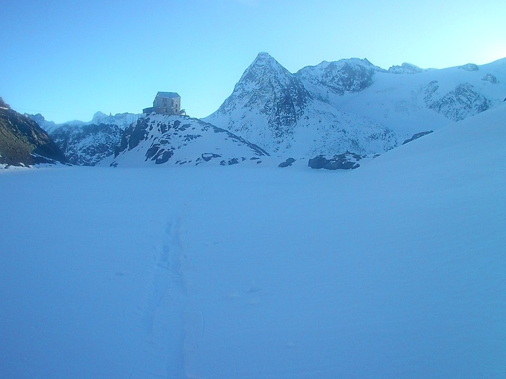 cabane des di avec en arrière plan le Mont Blanc de Cheilon