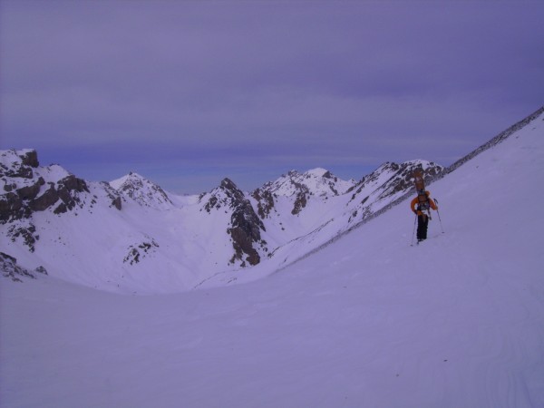 #6 Au col : Vue sur le col de La Rousse, et col des Ayes au fond. Au col : Vue sur le col de La Rousse, et col des Ayes au fond.